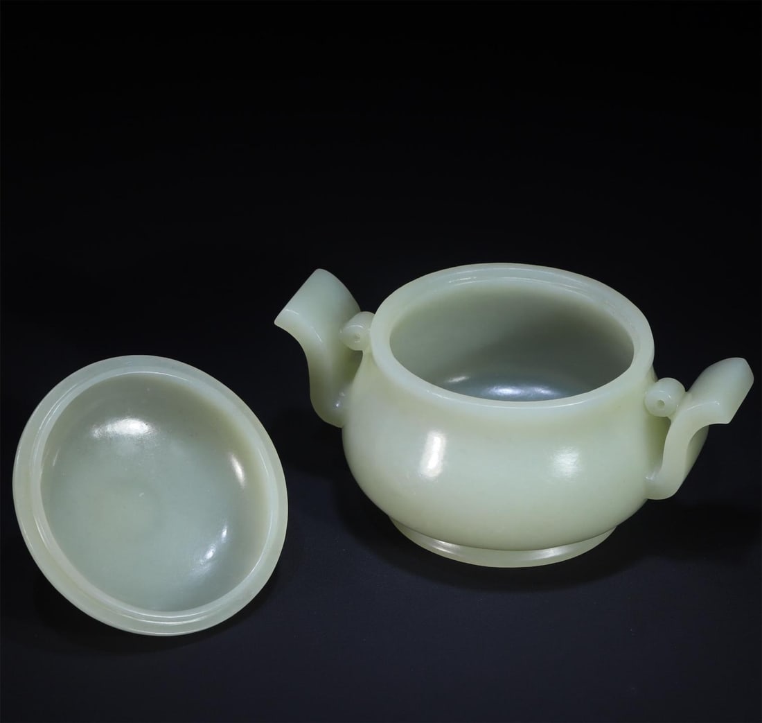 A beautiful amphora jade cover furnace ornament: Exquisite amphora jade lid furnace ornaments Size: Ear distance:14cm H:9.1cm Belly diameter:D:9.8cm W:333g (The Dimensions Of All Batches Are Manually Measured.If You Need More Detailed Information, P