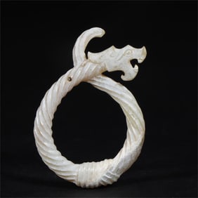A beautiful ancient jade dragon pattern pendant