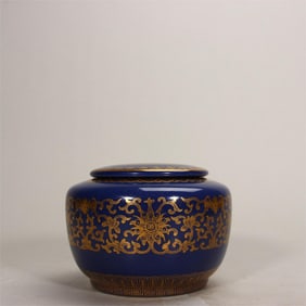 A blue-glazed gold-painted lotus-patterned Go jar made in the Qing Dynasty