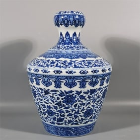 A blue and white entwined lotus pattern garlic head made in the Qianlong period of the Qing Dynasty