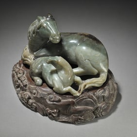 A beautiful Hetian jade mountain material mother and child horse ornament