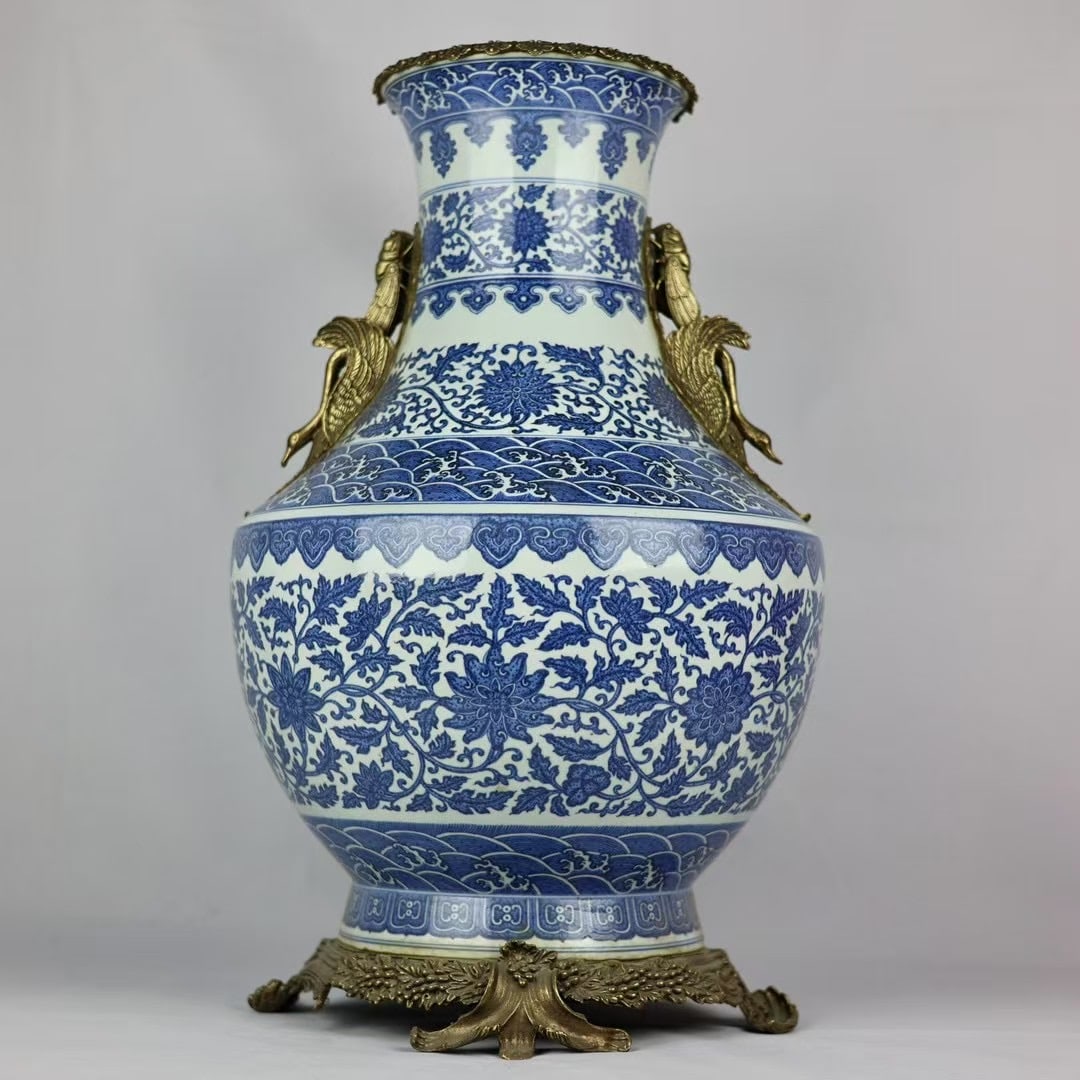 A beautiful blue and white entwined lotus inlaid with copper swan amphora jade pot spring pearl: Exquisite blue and white entwined lotus inlaid with copper swan amphora jade pot spring pearl Size: H:64cm Mouth D:22cm D:36cm Bottom:36cm (The Dimensions Of All Batches Are Manually Measured.If You N