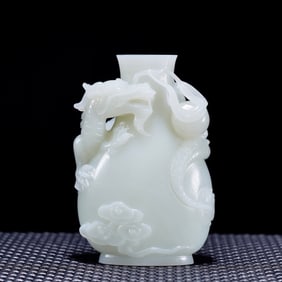 A beautiful Hetian jade dragon vase