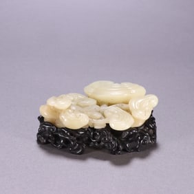 A beautiful white hibiscus stone ganoderma ornament