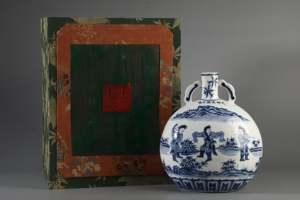 A blue and white figure pattern moon vase made in the Xuande year of the Ming Dynasty