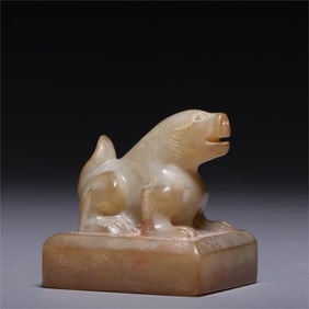 A beautiful Hetian jade lion button seal