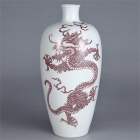 A glazed red dragon pattern plum bottle made in the Kangxi Dynasty of the Qing Dynasty