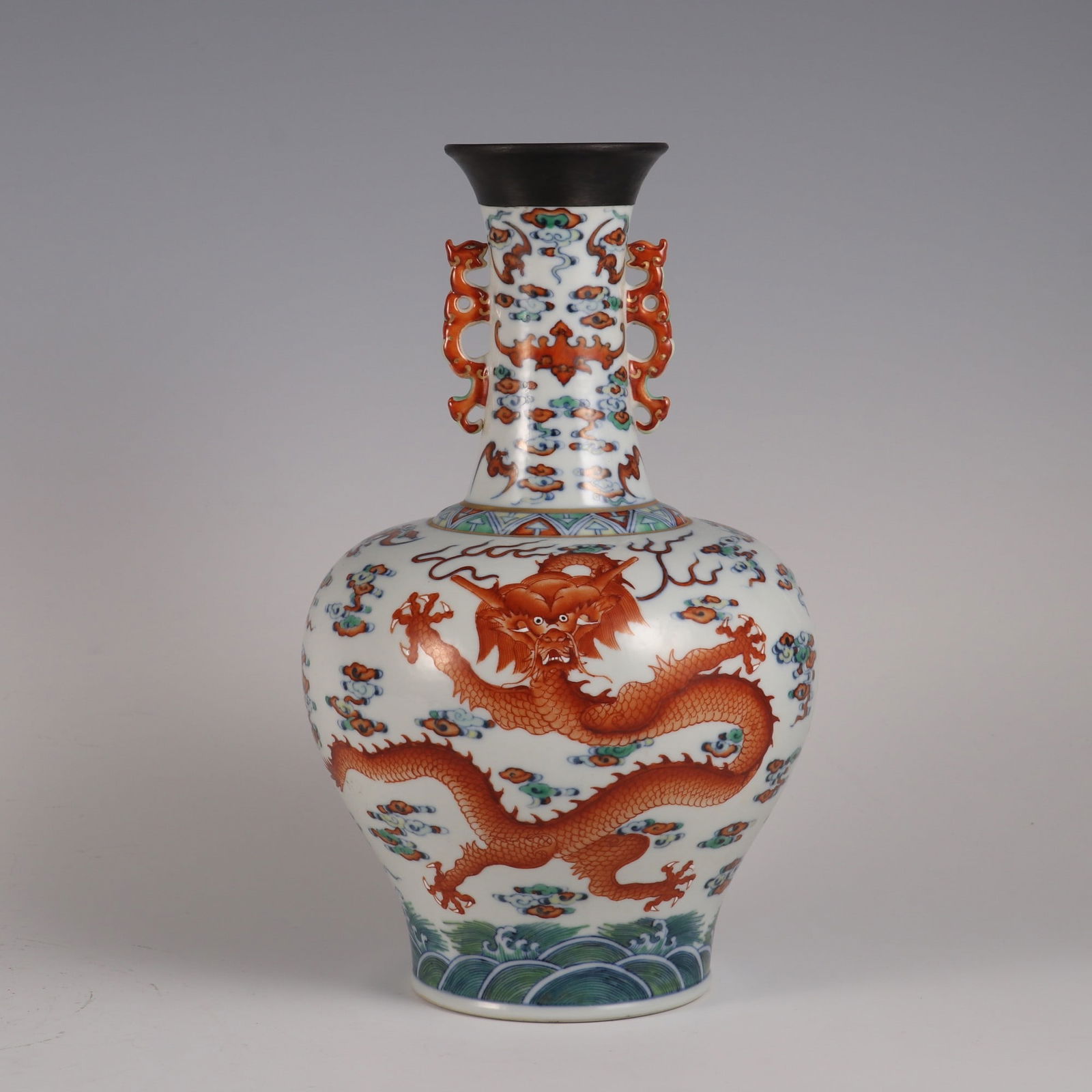 A Doucai cloud dragon pattern amphora made in the Qianlong period of the Qing Dynasty: Qing Dynasty Qianlong year Doucai cloud dragon pattern amphora Size: H:28.8cm Belly diameter:17.5cm Mouth D:7.2cm (The Dimensions Of All Batches Are Manually Measured.If You Need More Detailed Informa