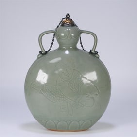 A Song Dynasty Yue waist bag silver mouth amphora flat bottle