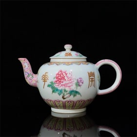 A ruyi pattern made in the Qianlong period of the Qing Dynasty with gold-rimmed flowers blooming