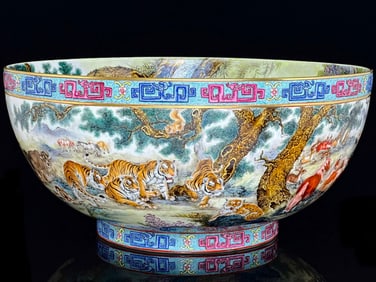 A beautifully carved Kuilong pattern pattern of a hundred beasts is a perfect bowl