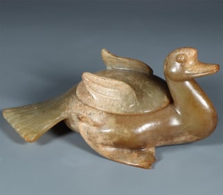 A piece of Hetian jade shengkeng goose-shaped wash (with cover) during the Warring Han Dynasty
