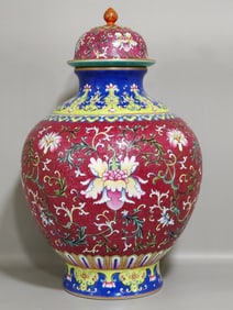 A carmine red pickled flower Fushou lid jar made in the Qianlong period of the Qing Dynasty