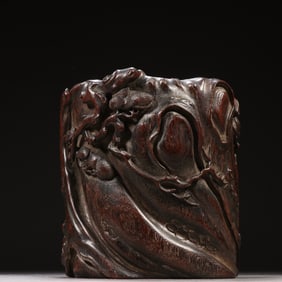 A small-leaved rosewood pine pattern pen holder in the Qing Dynasty