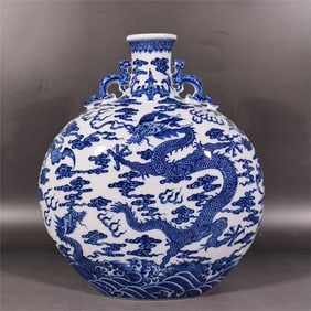 A blue and white dragon godson flat bottle made in the Qianlong era of the Qing Dynasty