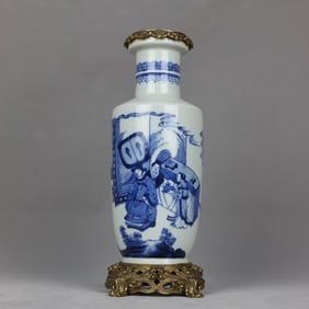 A beautiful blue and white figure with a copper-rimmed mallet bottle