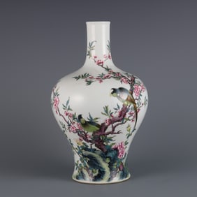 A pastel flower and bird pattern nectar bottle made in the Yongzheng period of the Qing Dynasty