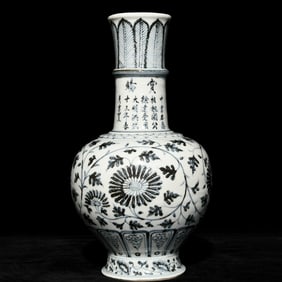A blue and white entwined flower pattern straight neck bottle from the Ming Hongwu Dynasty