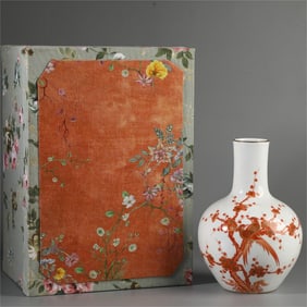 A flower and bird Tianqiu vase made in the Qianlong period of the Qing Dynasty