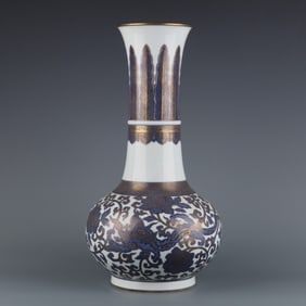 A blue and white gold-painted red dragon wearing a peony-patterned long-necked vase made in the
