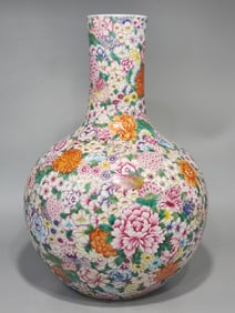 A pastel hundred flowers do not fall to the ground in the Qianlong period of the Qing Dynasty
