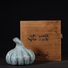 A piece of blue glaze "literary style" garlic water drops of the official kiln of the Song Dynasty