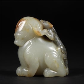 A beautiful Hetian jade dragon auspicious beast ornament