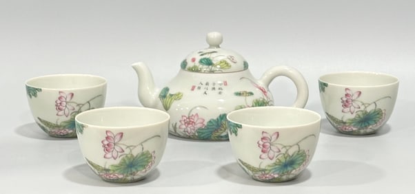 A four-cup pot of enamel lotus poetry made in the Yongzheng era of the Qing Dynasty