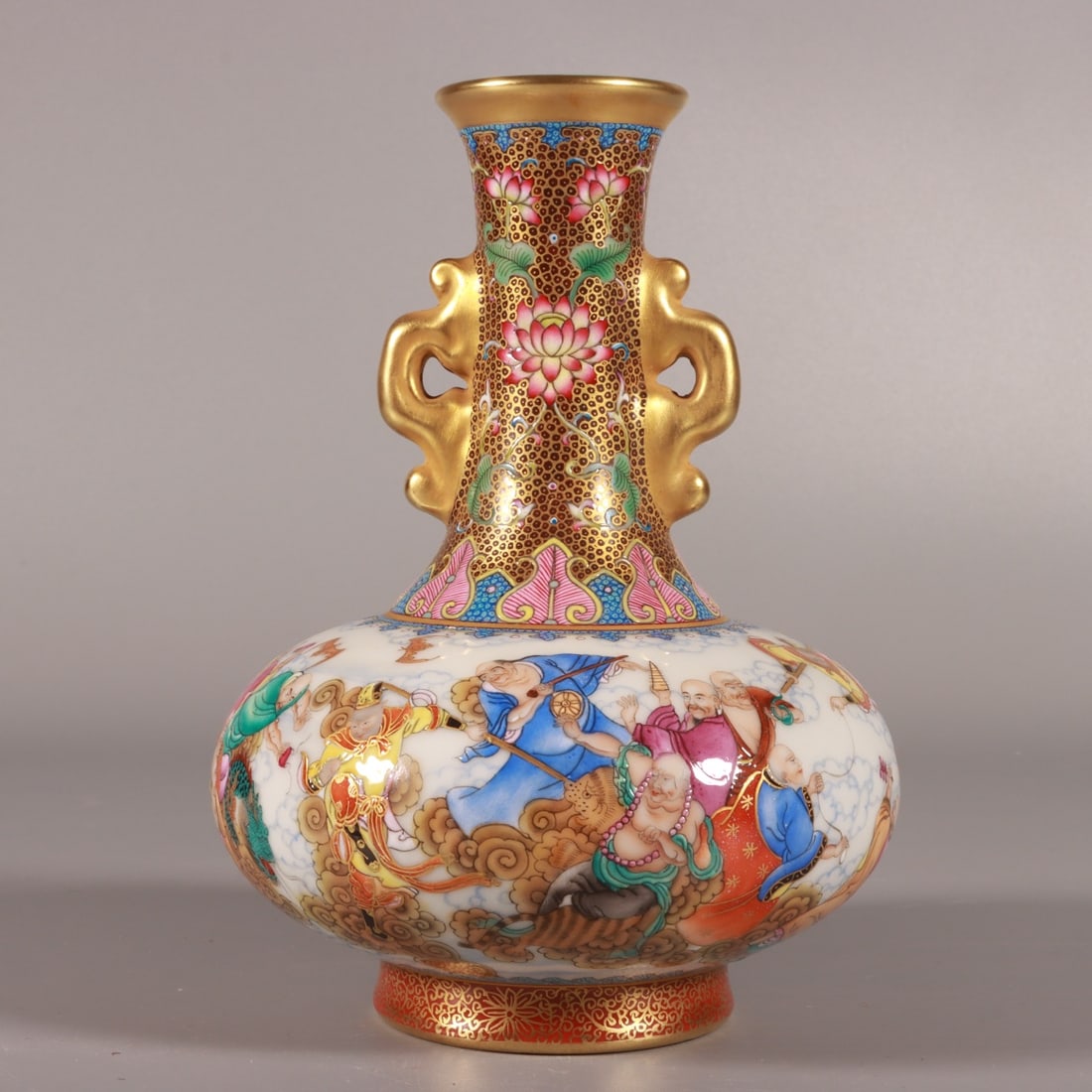 A Qing Dynasty Qianlong year enamel colored gold-painted Tongjing Eighteen Arhat Dou Sun Wukong: Qing Dynasty Qianlong year enamel color-painted gold-painted Tongjing Eighteen Arhat Dou Sun Wukong amphora Size: H:12cm Belly diameter:12cm (The Dimensions Of All Batches Are Manually Measured.If You
