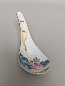 A pastel figure Fu made in the Qianlong period of the Qing Dynasty has a spoon in front of his eyes