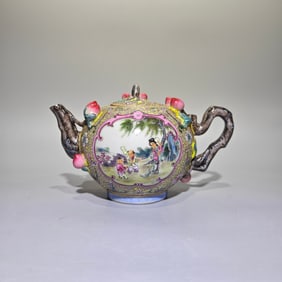 A beautiful Gu Yuexuan window opening figure longevity peach teapot