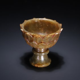 A lotus petal-shaped goblet of Hetian jade seed material in the Song Dynasty