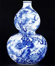 A pine crane longevity gourd bottle made in the Qianlong period of the Qing Dynasty
