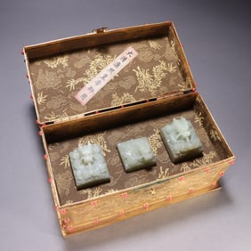 A set of Hetian jade dragon button seals of the Qing Dynasty