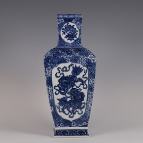 A blue and white kaleidoscope open-window lion ball square bottle made in the Qianlong period of the
