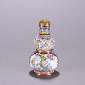 A Qing Dynasty copper tire painting enamel window flower and bird pattern gourd-shaped snuff bottle