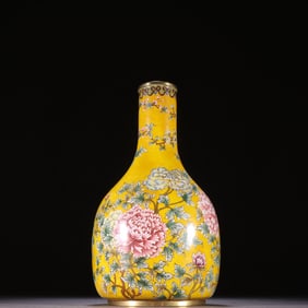 A bronze painting of the Qing Dynasty enamel flowers blooming in a wealthy vase