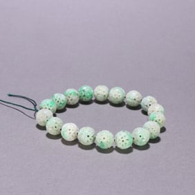 A jade carving of the Qing Dynasty is held by eighteen children