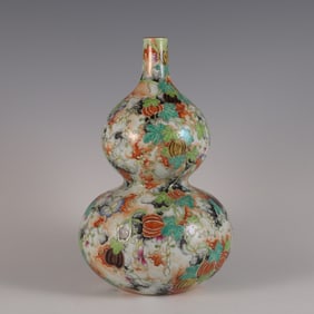 A gourd bottle made in the Qianlong period of the Qing Dynasty with stone grain glaze and pastel