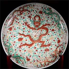 A colorful dragon pattern plate made in the Jiajing period of the Ming Dynasty