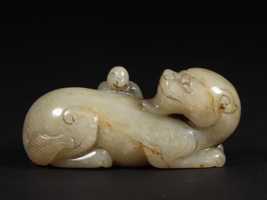 A beautiful Hetian jade reclining beast parrot ornament