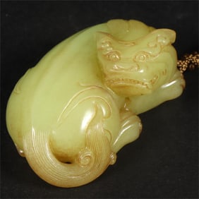 A beautiful Hetian topaz auspicious beast handle