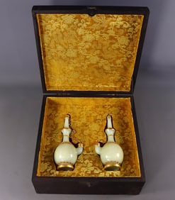 A pair of exquisite Hetian jade-wrapped silver-gilt clean bottles