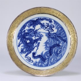 A blue and white silver-gilt gold-edged double dragon bead plate made in the Yongzheng era of the