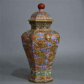 A beautiful eight-sided carved alum red gold-painted dragon pattern gold ground lion ear jar