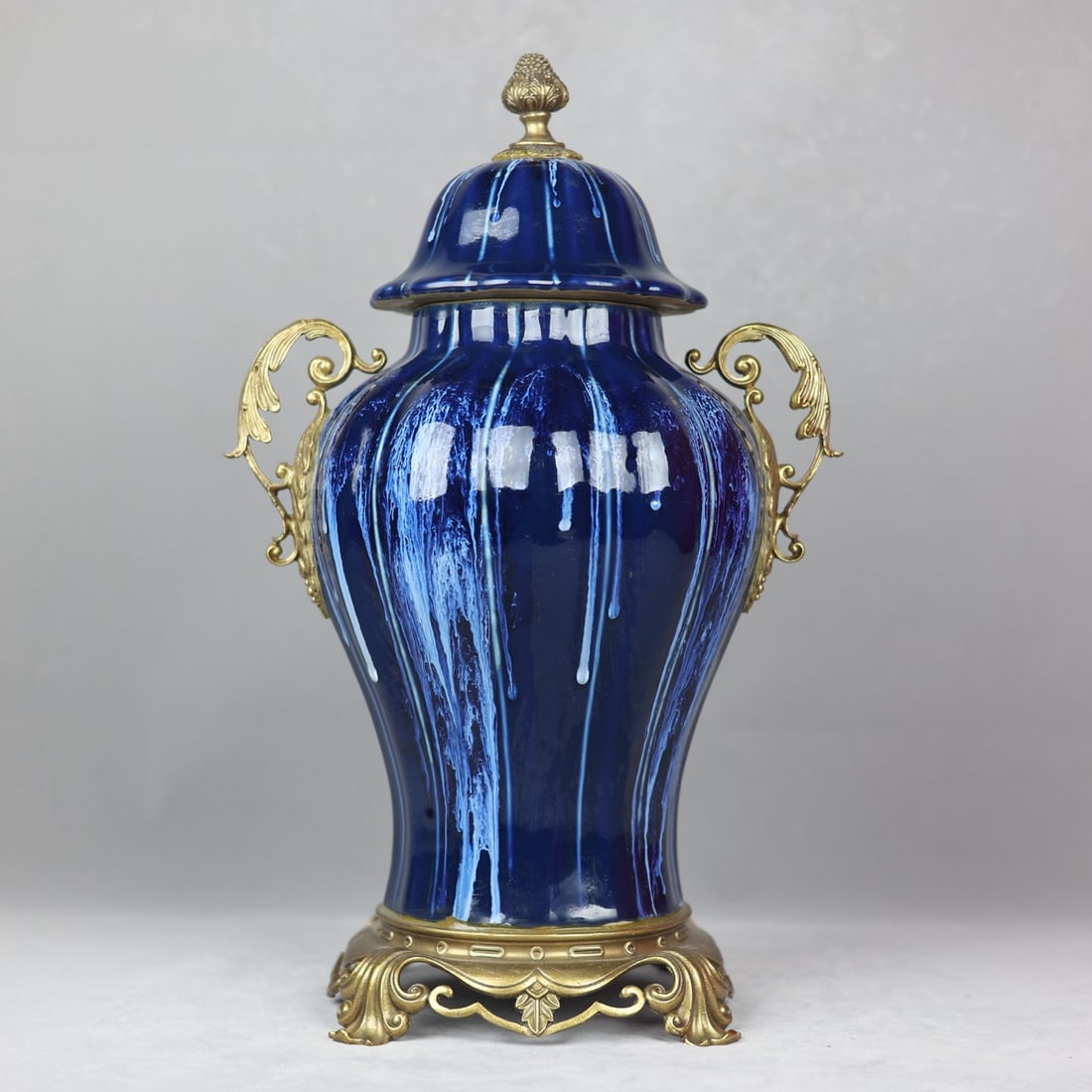 A fine sapphire blue glaze kiln transformed copper lace amphora jar: Exquisite sapphire blue glaze kiln transformed copper lace amphora general jar Size: H:47cm Mouth D:12cm D:28cm Bottom:19.5cm (The Dimensions Of All Batches Are Manually Measured.If You Need More Deta