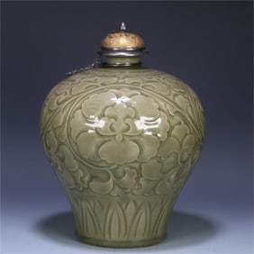 A silver carved plum vase in the Yaozhou kiln bag in the Qianqing Palace of the Song Dynasty