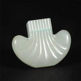 A beautiful Hetian jade shell snuff bottle