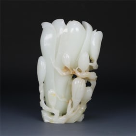 A Qing Dynasty Hetian jade magnolia flower arrangement