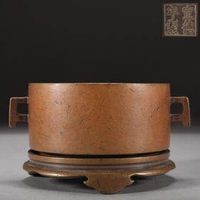 A copper-tired halberd ear tube furnace of the Ming Dynasty